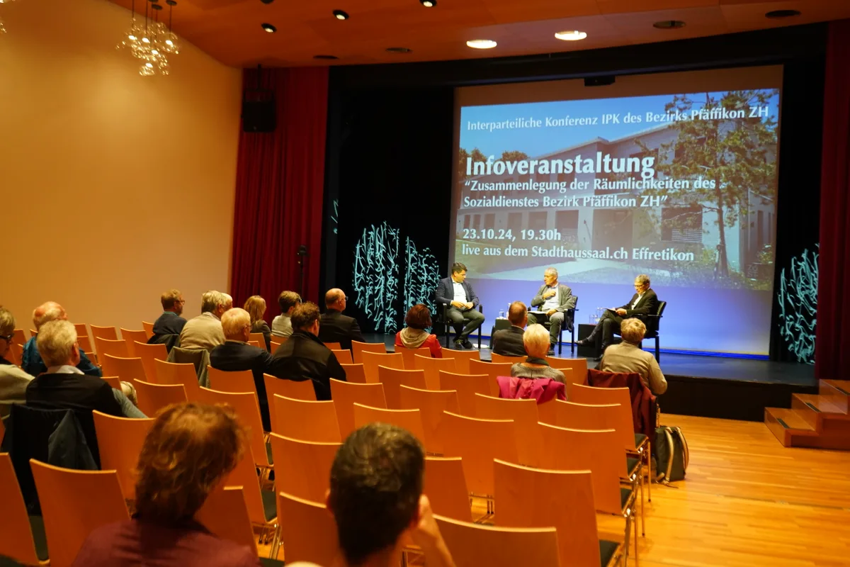 Im Stadthaussaal von Effretikon wurde über die Umzugspläne des Sozialdiensts des Bezirks Pfäffikon debattiert: Kantonsrat Paul von Euw (SVP) und der Präsident des Zweckverbandes Lukas Weiss (Grüne) kreuzten die Klingen.